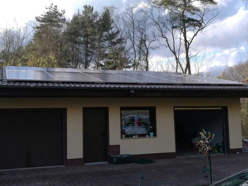 Wohnhaus mit Carport und Photovoltaikanlage