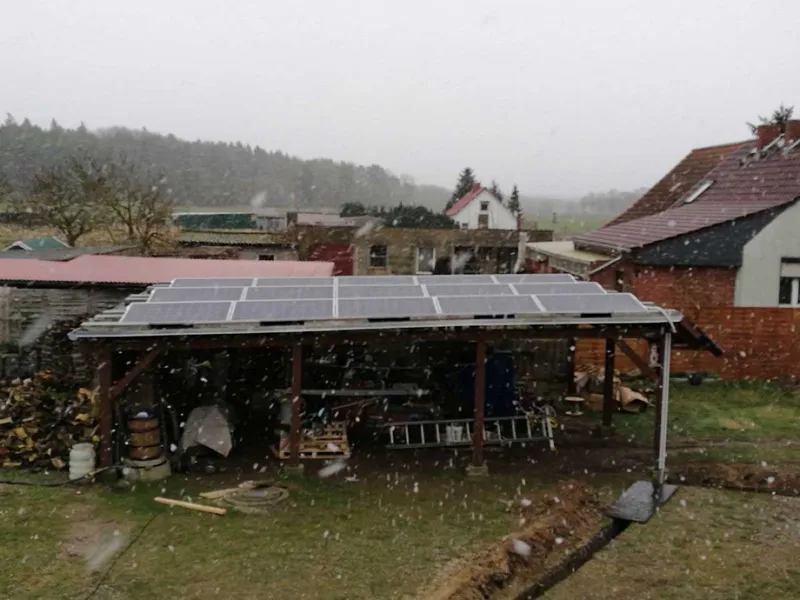 Carport mit Photovoltaikmodulen