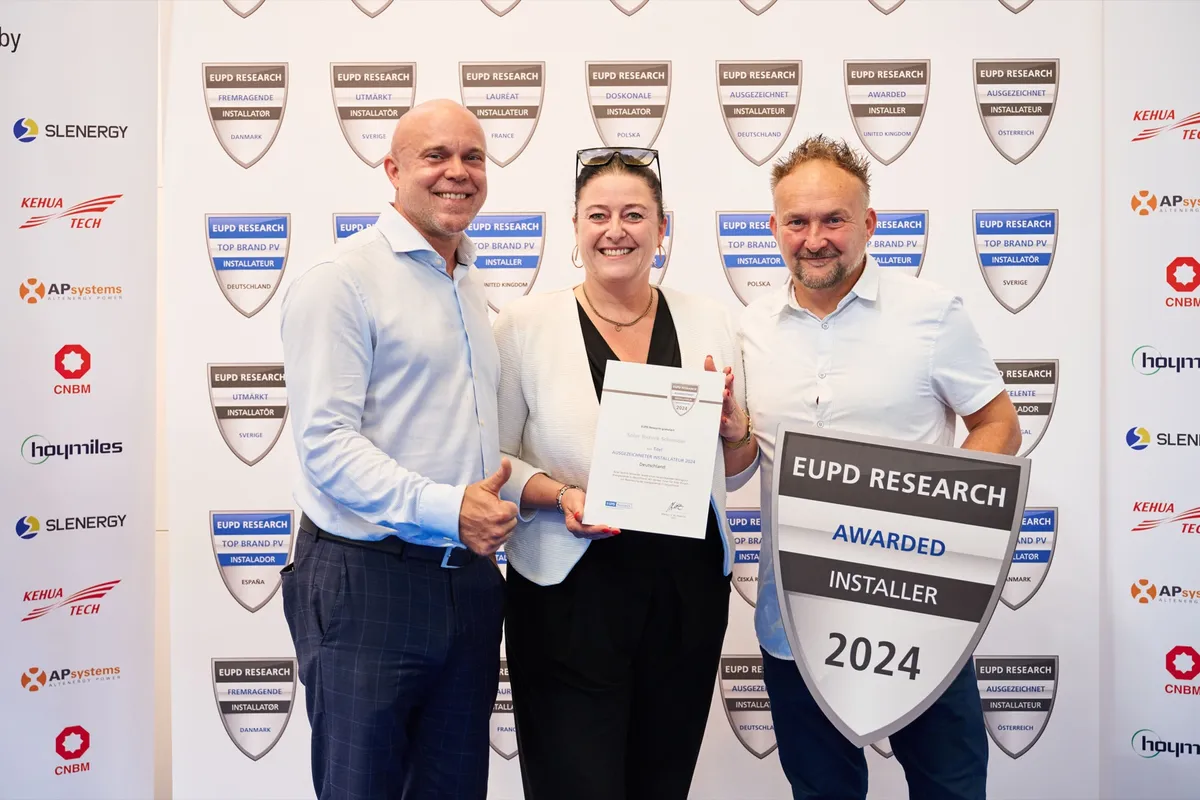 Daniela Sonntag-Schneider nimmt die Auszeichnung von EUPD Research als Top-Installateur 2024 entgegen