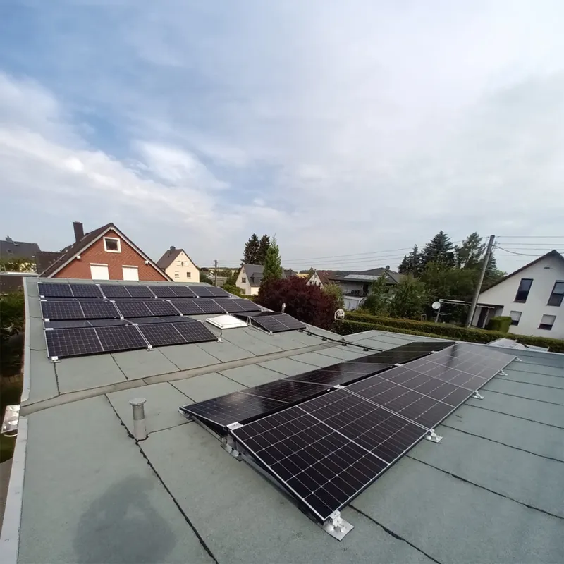 Photovoltaikanlage auf einem Flachdach in einem Wohngebiet