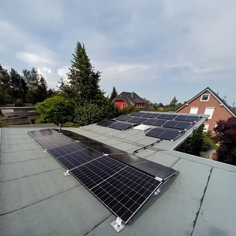 Aufgeständerte Module auf einem Flachdach