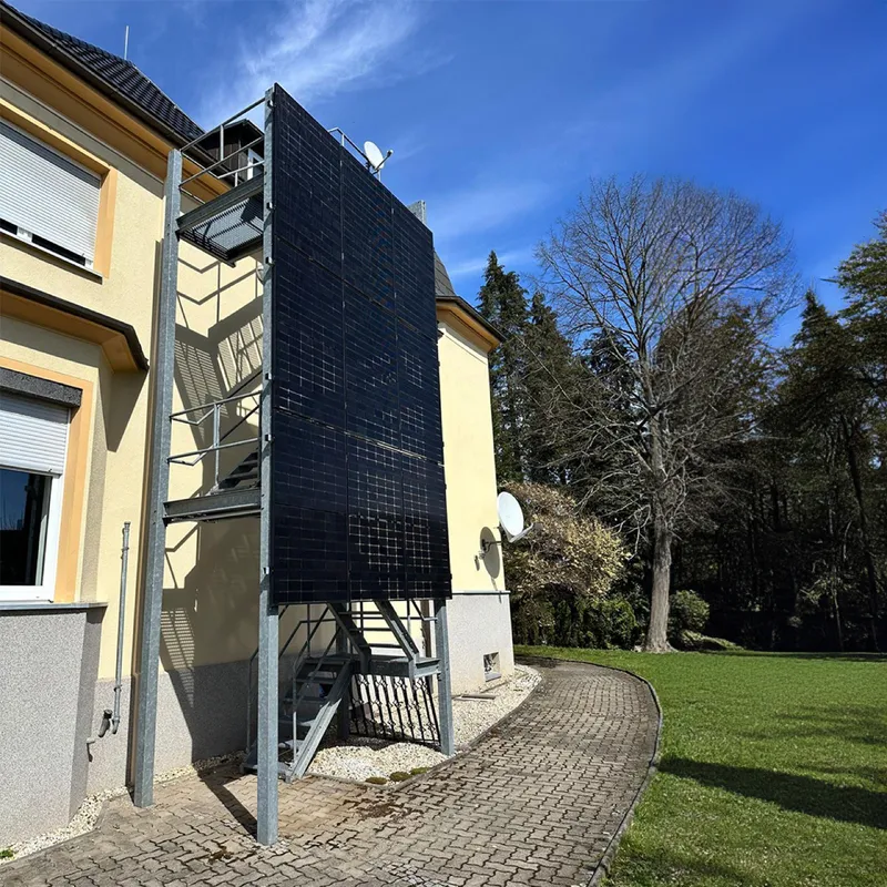 Photovoltaikmodule an der Fassade eines Gebäudes