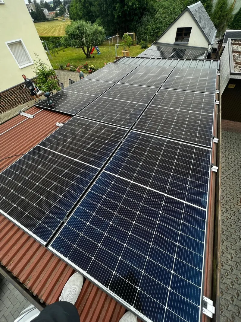 Photovoltaikmodule auf einem flach geneigten Dach