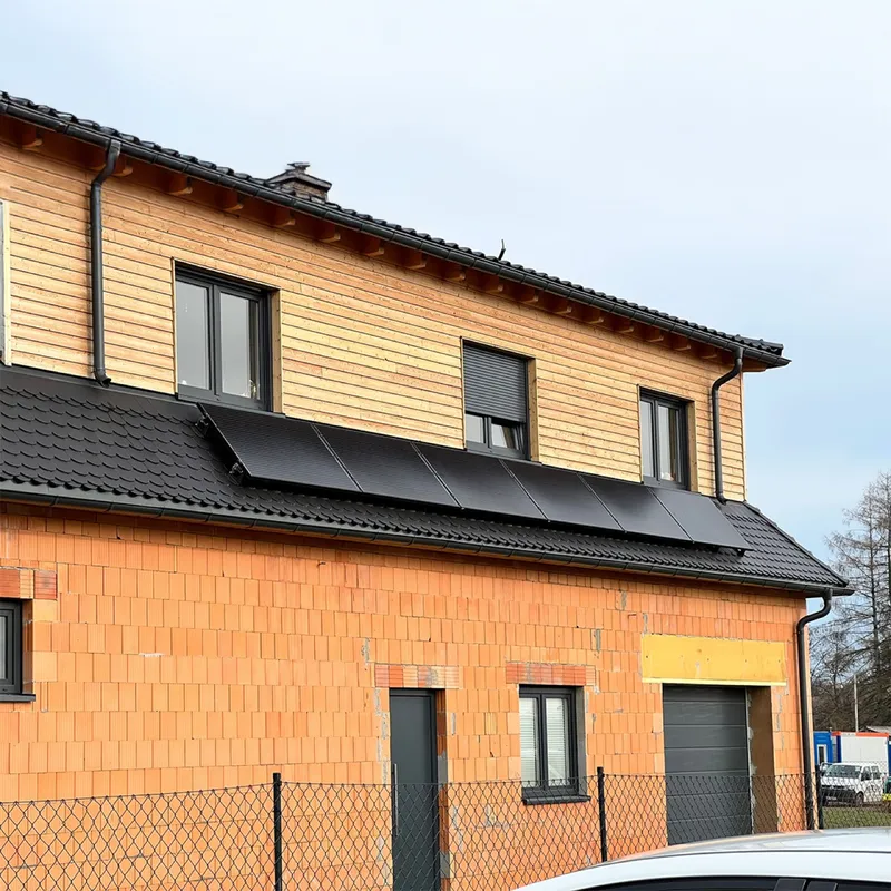 Neubau mit Photovoltaikmodulen auf dem Dach