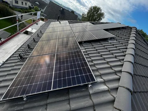 Photovoltaikmodule auf einem Dach mit Betondachsteinen