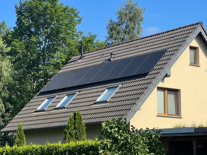 Wohnhaus mit Photovoltaikmodulen und Dachfenstern