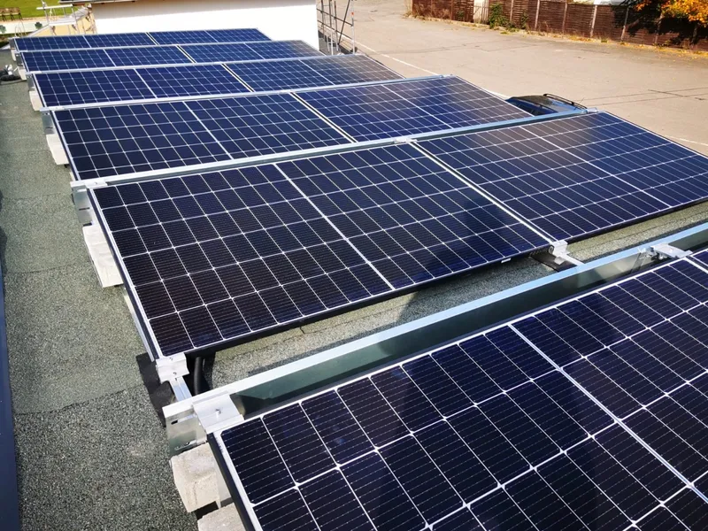 Reihen von Photovoltaikmodulen auf einem Flachdach