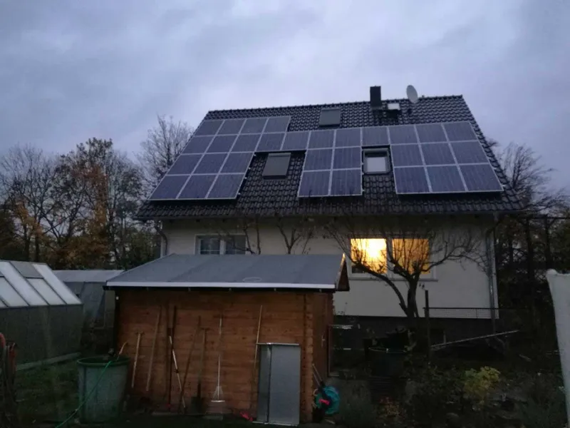 Wohnhaus mit Photovoltaikanlage auf dem Satteldach