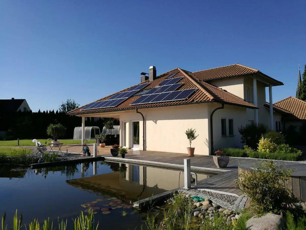 Wohnhaus mit Photovoltaikmodulen auf dem Schrägdach