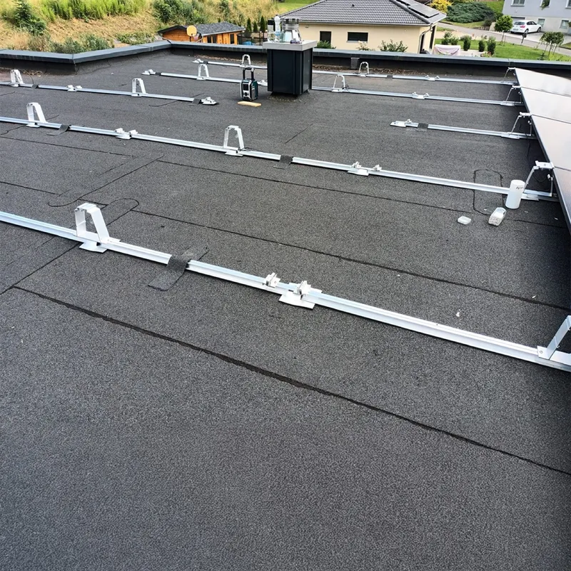 Flach montierte Photovoltaikmodule auf einer Dachabdichtung